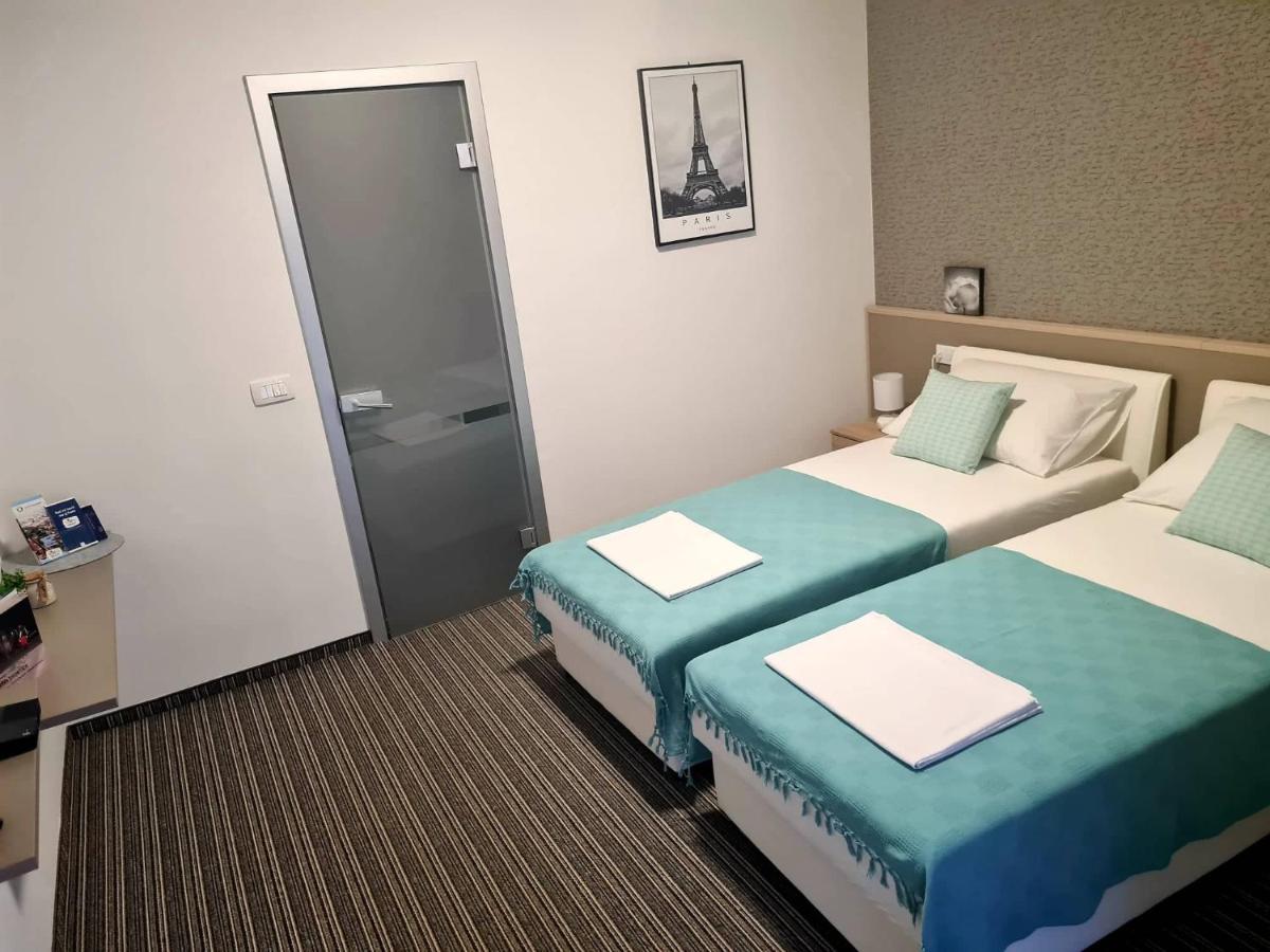 Bonitos, Sobe-Rooms Slavonski Brod Exterior foto